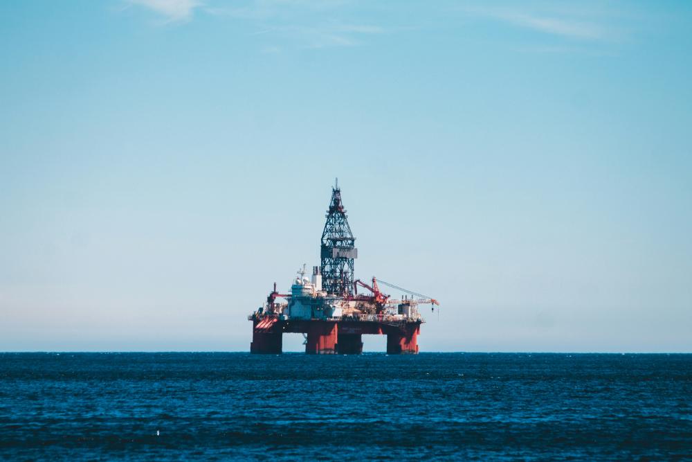 An Intelligent Early-Warning Oil Spill Detection and Prediction System for the Arabian Gulf and the Red Sea